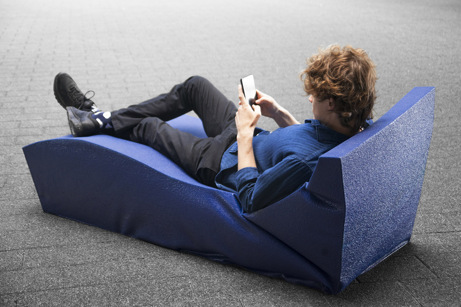 mężczyzna na leżance Minimal Foam